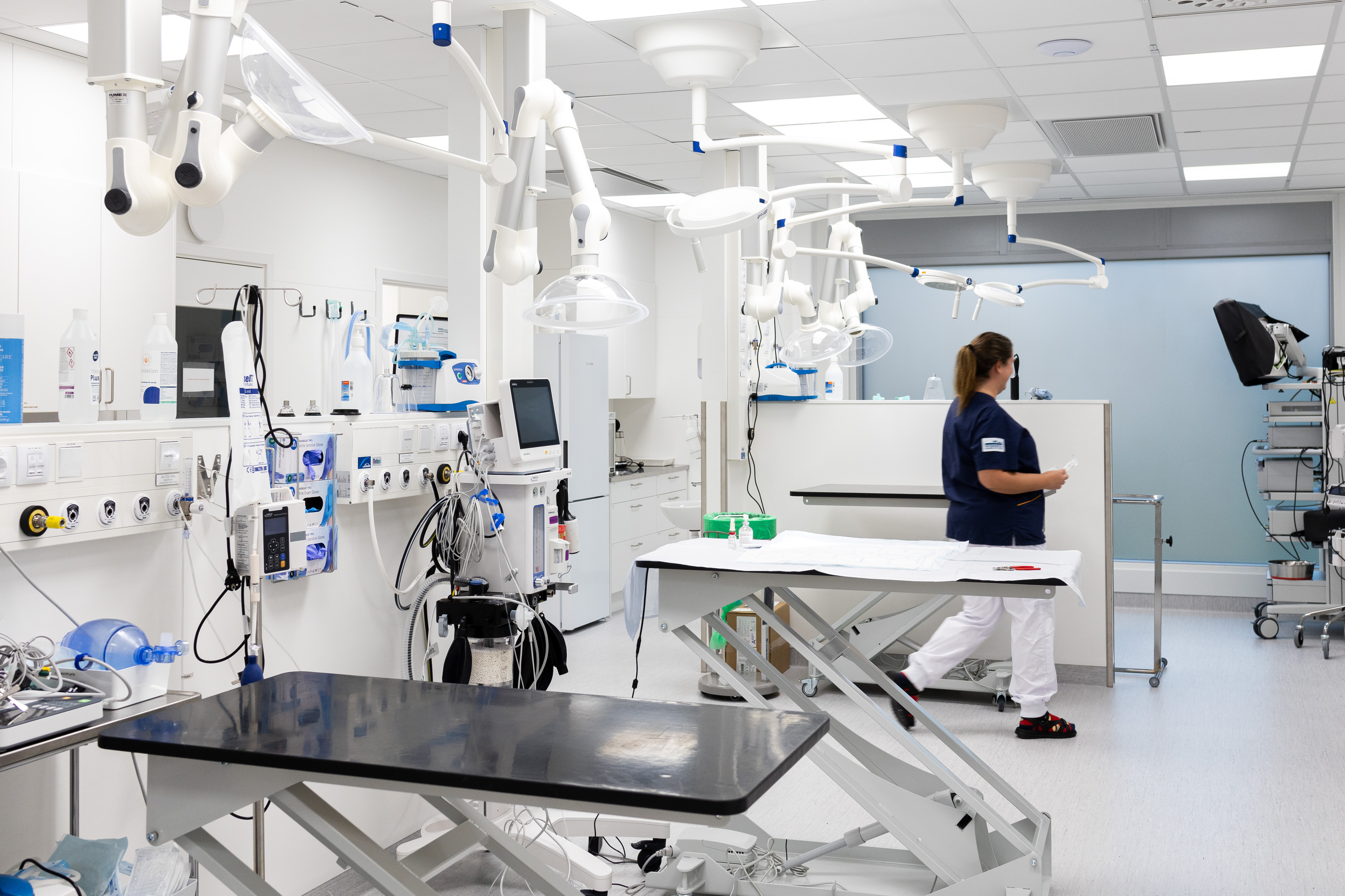 Moderna operationssalar håller hög hygienstandard med specialanpassad övertrycksventilation för att minska risken för infektioner och möjliggöra kirurgi utan förebyggande antibiotika.