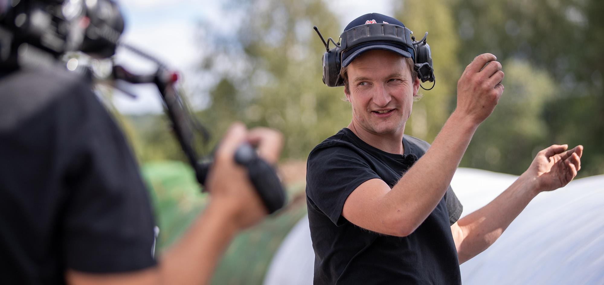 Bild på  Johan Daniels som blir filmad.