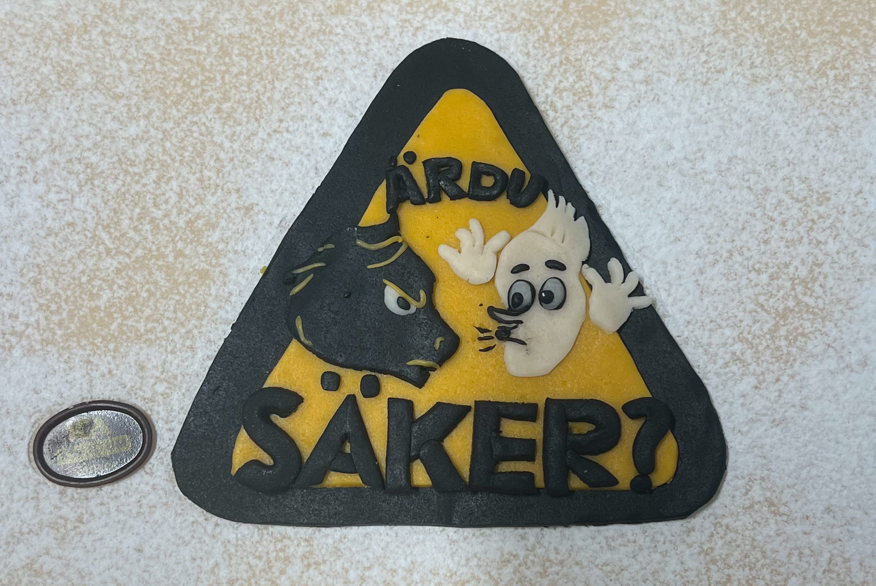 Tårta med Är du säker?-loggan.