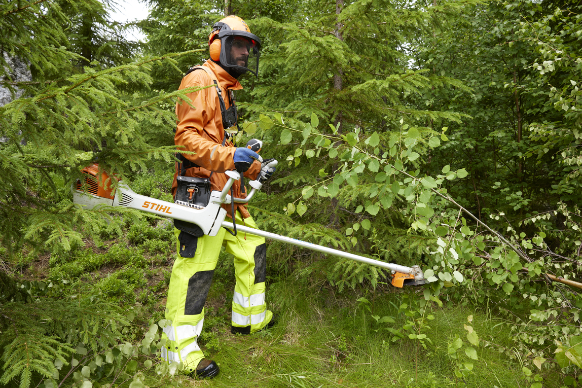 Röjare som arbetar i skogen.