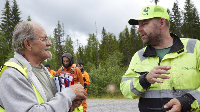 SCA:s kontrollant Alf Hallén i samtal med skogsvårdsentreprenören Jan Janu.