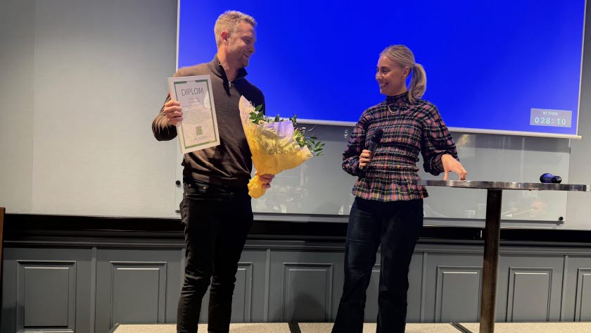 Gröna arbetsgivares Freja Linderstam delar ut priset Årets unga skogsentreprenör 2025 till Kristian Linné, LD Logging AB.