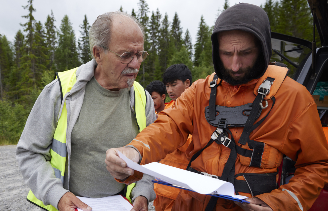 Alf Hallén och skogsarbetare.