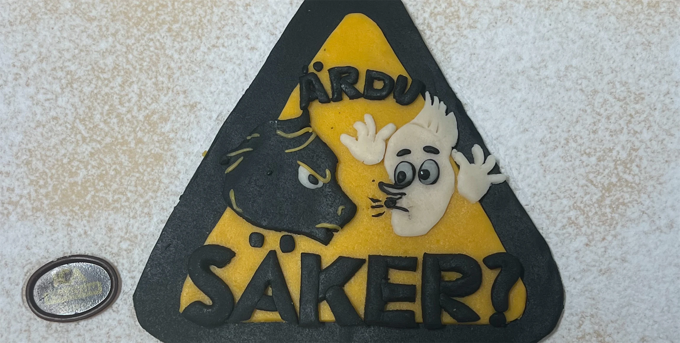 Tårta med Är du säker?-loggan.