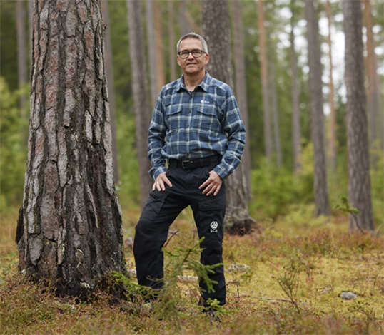 Bild på Ola Kårén, skogsskötselchef på SCA, i skogsmiljö.