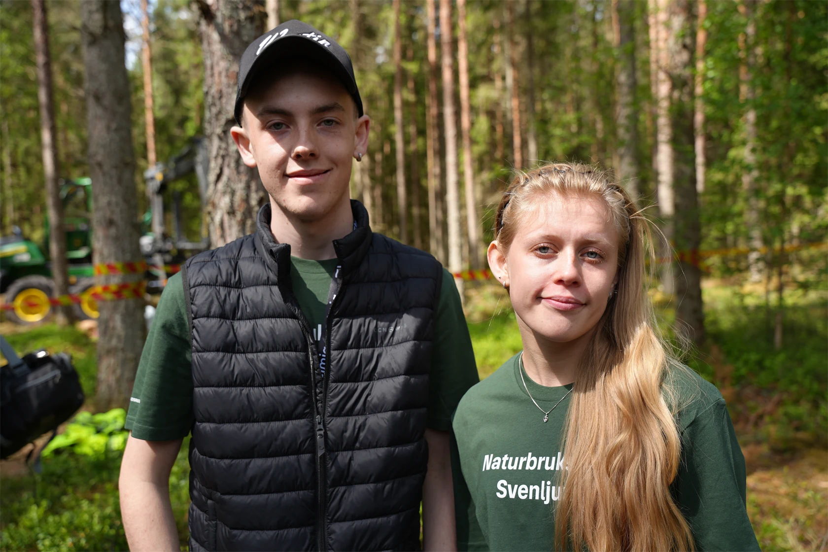 Eleverna Erik Lans och Frida Alfredsson på Naturbruksskolan Svenljunga som coachat gamingprofilerna.