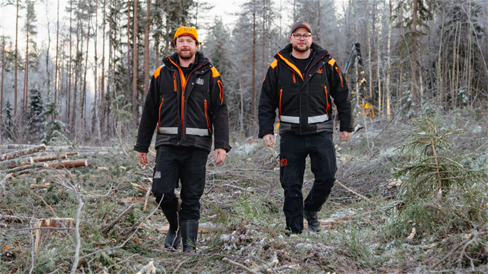 Bild på Didrik och Dennis Nilsson i en skog.