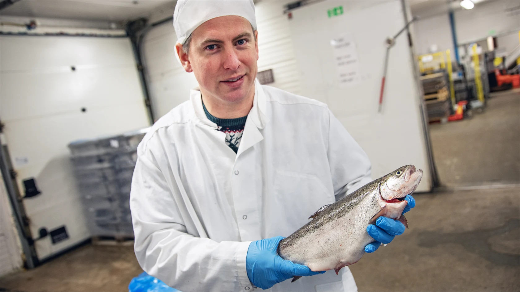 Bild på Emanuel Nygren, vd för Umlax, som håller i en regnbåge.