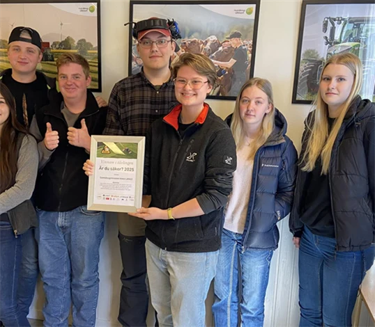 Gruppbild på klass LAN22, elever från vänster till höger: Emelie Karlsson, Tyra Tillmar, Linus Ekhult, Albin Andersson, Arvid Hultberg, Elliot Lindqvist, Isabelle Krantz, Alma Thilly.