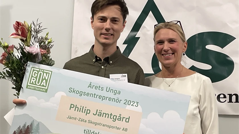 Philip Jämtgård, Årets unga skogsentreprenör 2023, och Anna Vargö, Gröna arbetsgivare.