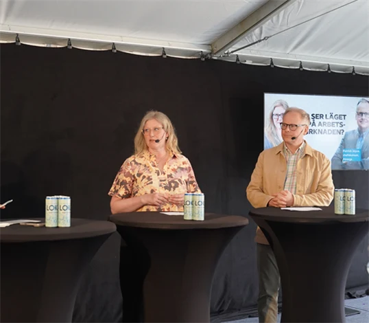 Moderator Johan Grauers, kommunikationschef Gröna arbetsgivare, Emma Terander, arbetsmarknadschef Gröna arbetsgivare, och Patrick Joyce, chefekonom Almega.