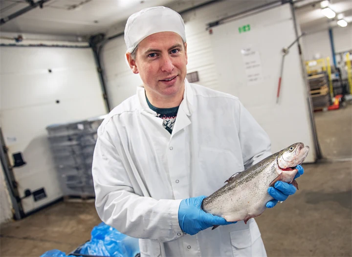 Bild på Emanuel Nygren, vd för Umlax, som håller i en regnbåge.