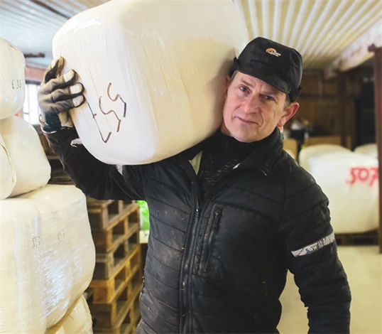 Bild på Nils Söderberg, Helleby Gård, som håller i en bal.