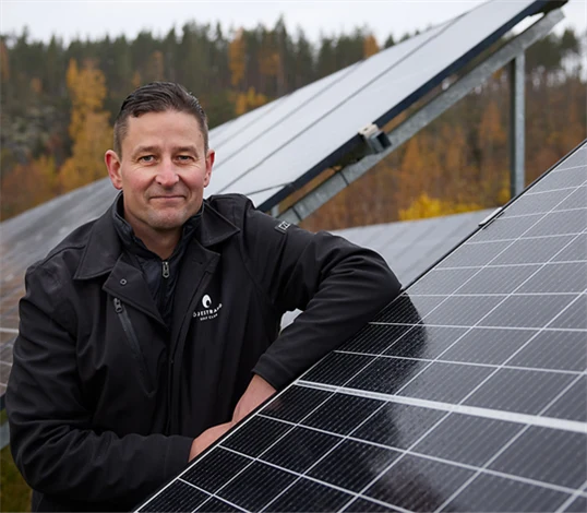 Bild på Bild på Erik Strandqvist, klubbchef, Öjestrand Golf Club, och solpaneler.