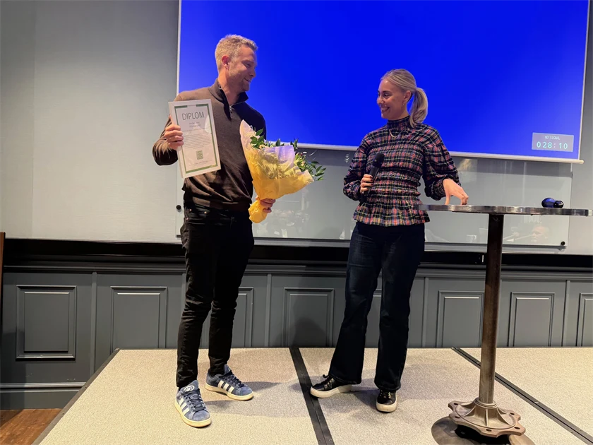 Gröna arbetsgivares Freja Linderstam delar ut priset Årets unga skogsentreprenör 2025 till Kristian Linné, LD Logging AB.