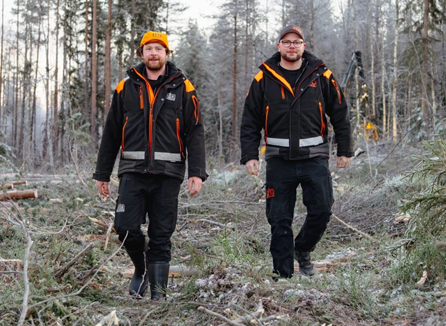 Bild på Didrik och Dennis Nilsson i en skog.