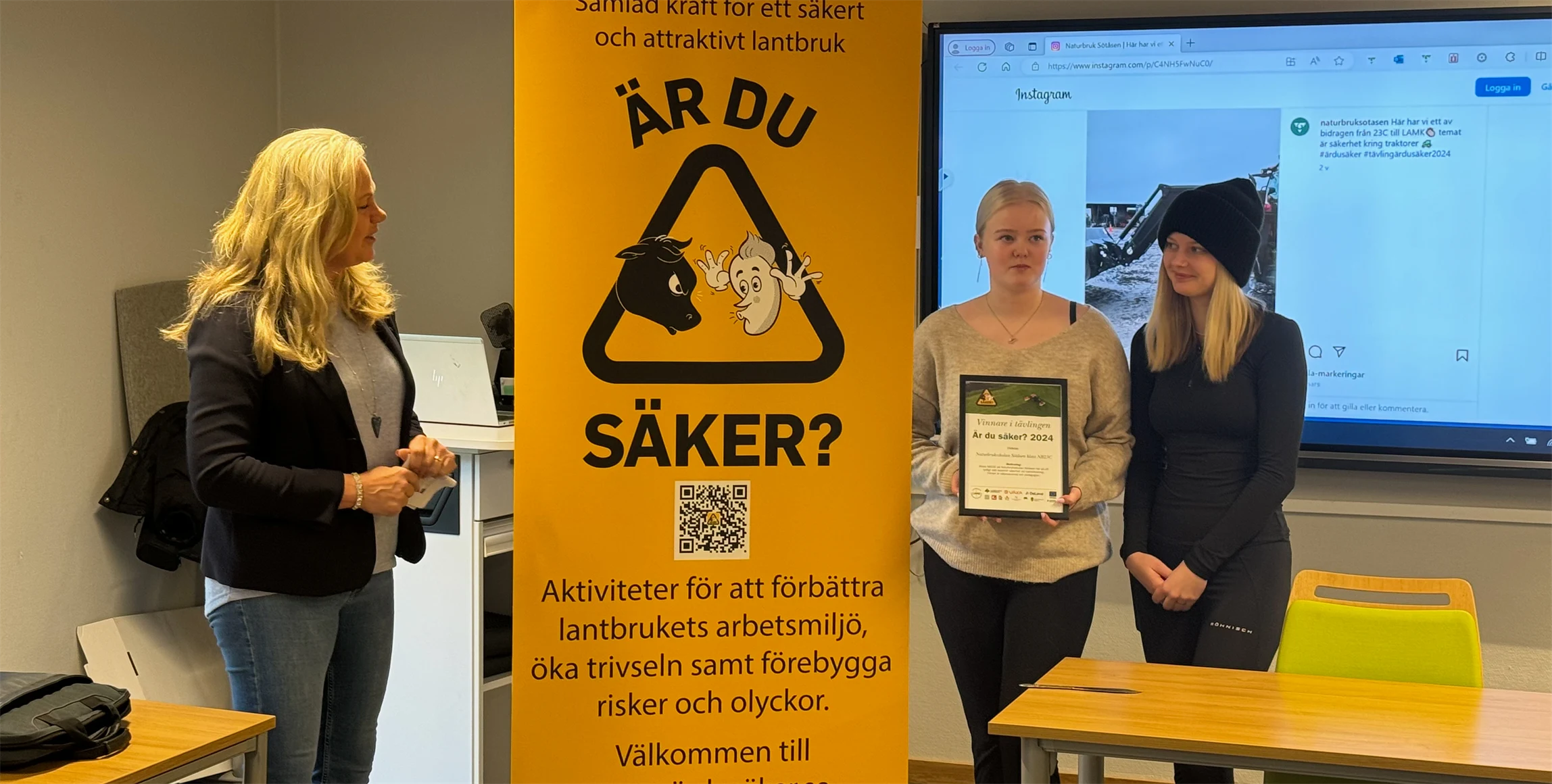 Petra Wirtberg, LRF och vice ordförande Säker arbetsmiljö Sverige, delar ut priset.