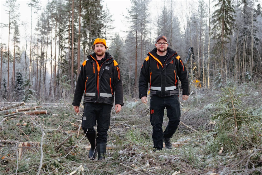 Bild på Didrik och Dennis Nilsson i en skog.