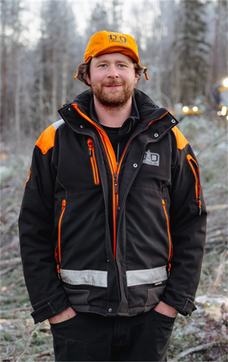 Bild på Didrik Nilsson i en skog.