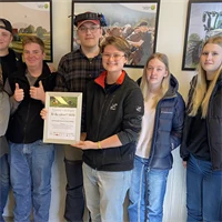 Gruppbild på klass LAN22, elever från vänster till höger: Emelie Karlsson, Tyra Tillmar, Linus Ekhult, Albin Andersson, Arvid Hultberg, Elliot Lindqvist, Isabelle Krantz, Alma Thilly.