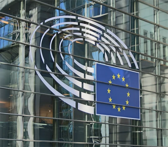 Bild på EU-parlamenets fasad.