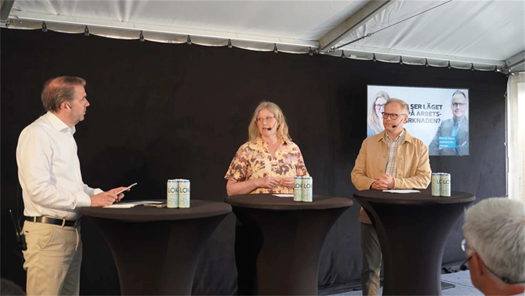 Moderator Johan Grauers, kommunikationschef Gröna arbetsgivare, Emma Terander, arbetsmarknadschef Gröna arbetsgivare, och Patrick Joyce, chefekonom Almega.