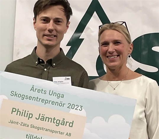 Philip Jämtgård, Årets unga skogsentreprenör 2023, och Anna Vargö, Gröna arbetsgivare.