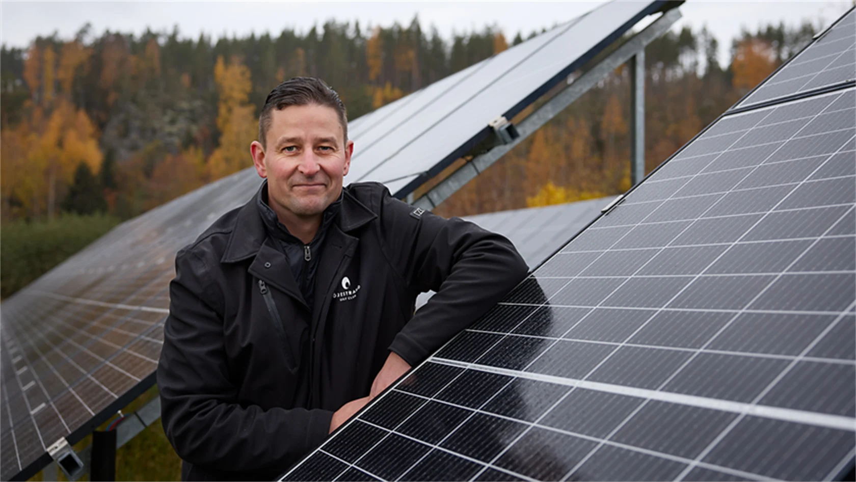 Bild på Bild på Erik Strandqvist, klubbchef, Öjestrand Golf Club, och solpaneler.